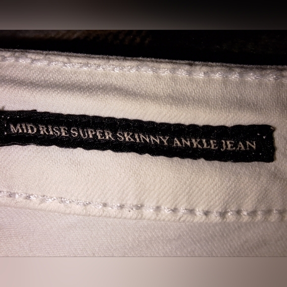 Abercrombie and Fitch signature collection. Mid-rise super skinny ankle jeans. - Picture 5 of 7